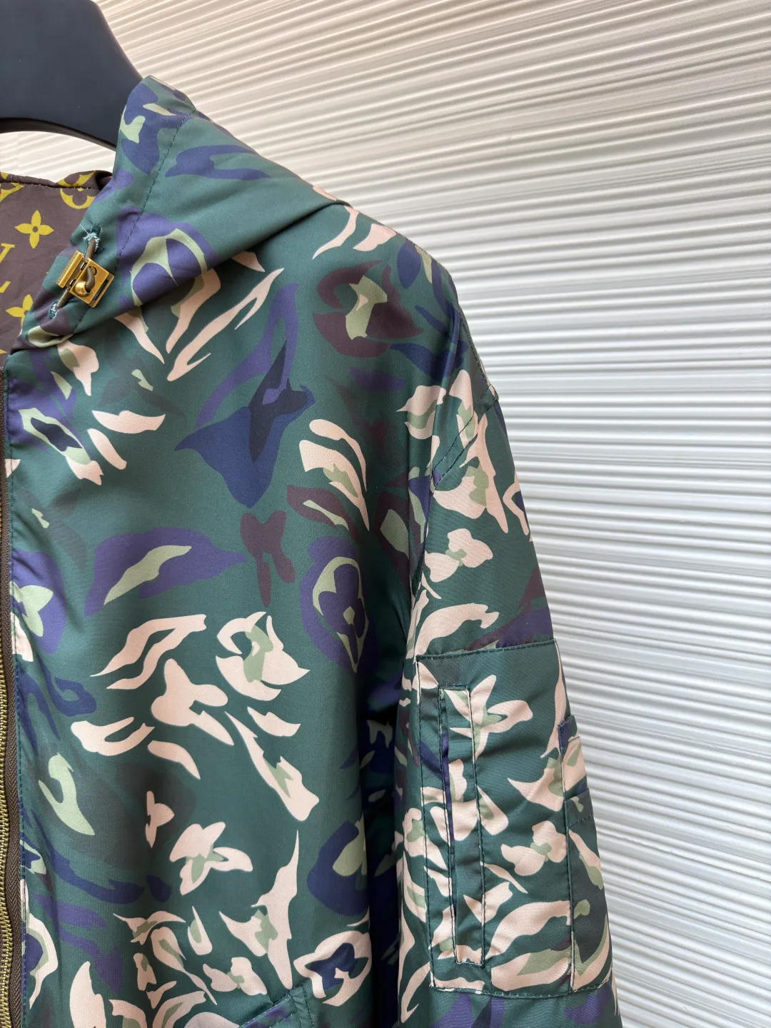 LOUIS VUITTON camouflage printed reversible hooded jacket ●Original version: 26800 purchase and development ●Item number: 1681223-B80 ●Fabric: nylon fabric ●Technology: printing production ●Color: camouflage ●Version: fitted version ●Weight: about 550 grams ●Size: 48-50-52-54 ●Description: This windproof jacket is made of lightweight nylon, 2025 The LV Camo pattern and full-frame Monogram jacquard from the autumn and winter show are decorated on both sides. Multiple pockets reflect functional considerations, and the elastic hood, hem and cuffs complete the overall look. 100% polyester fiber, custom-engraved logo hardware, front camouflage printing, presbyopia printing, reversible design. The overall wiring is straight and delicate, the fabric is comfortable and soft, and the color is consistent without color difference. It can be matched with the same style to create a fashionable look and control various occasions. Customized accessories, complete with three standards, same style for men and women!